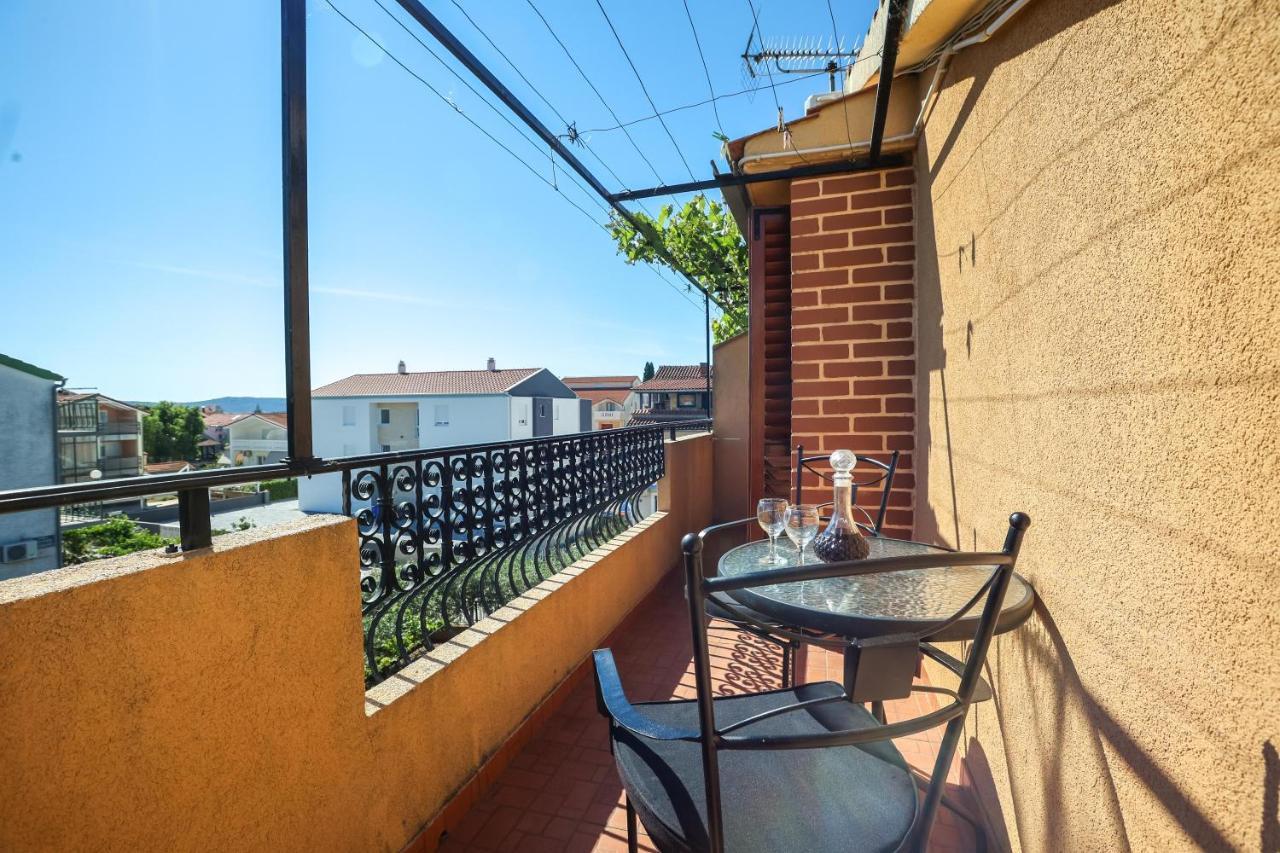 Apartments And Rooms Sinka Biograd Na Moru Ngoại thất bức ảnh