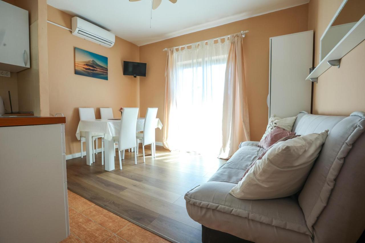Apartments And Rooms Sinka Biograd Na Moru Ngoại thất bức ảnh