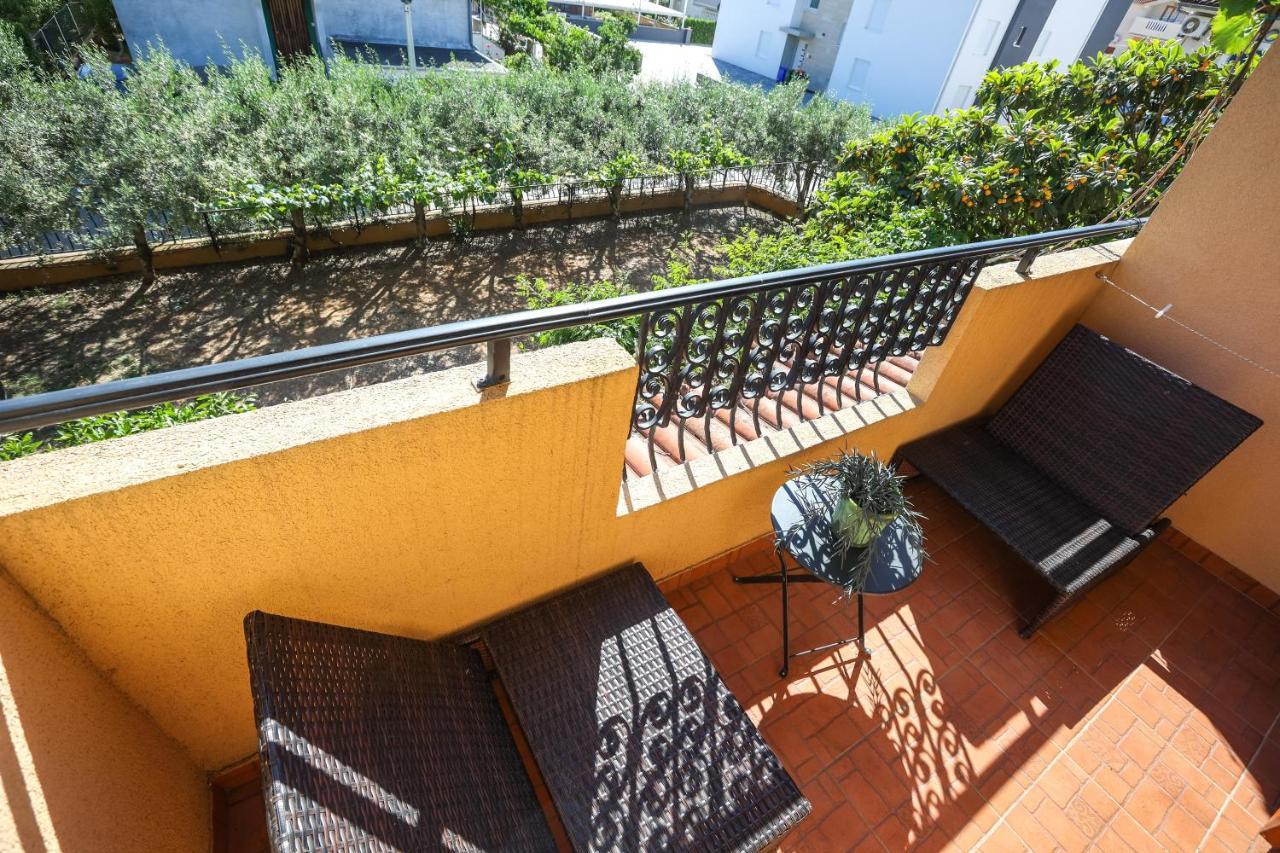 Apartments And Rooms Sinka Biograd Na Moru Ngoại thất bức ảnh