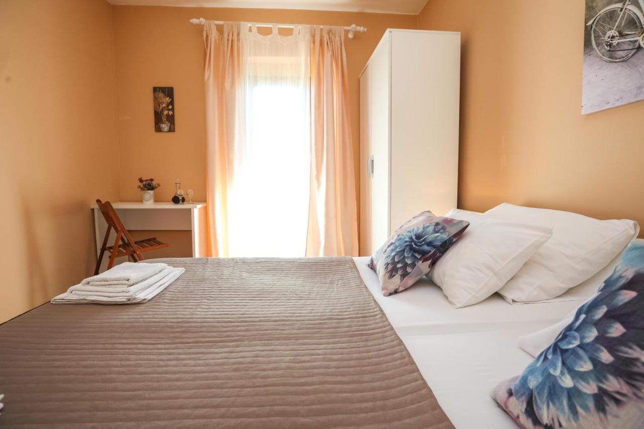 Apartments And Rooms Sinka Biograd Na Moru Ngoại thất bức ảnh