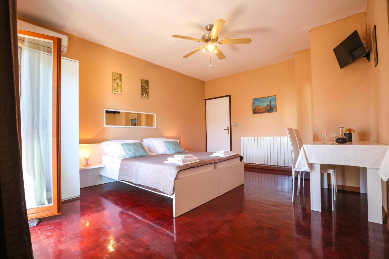 Apartments And Rooms Sinka Biograd Na Moru Ngoại thất bức ảnh