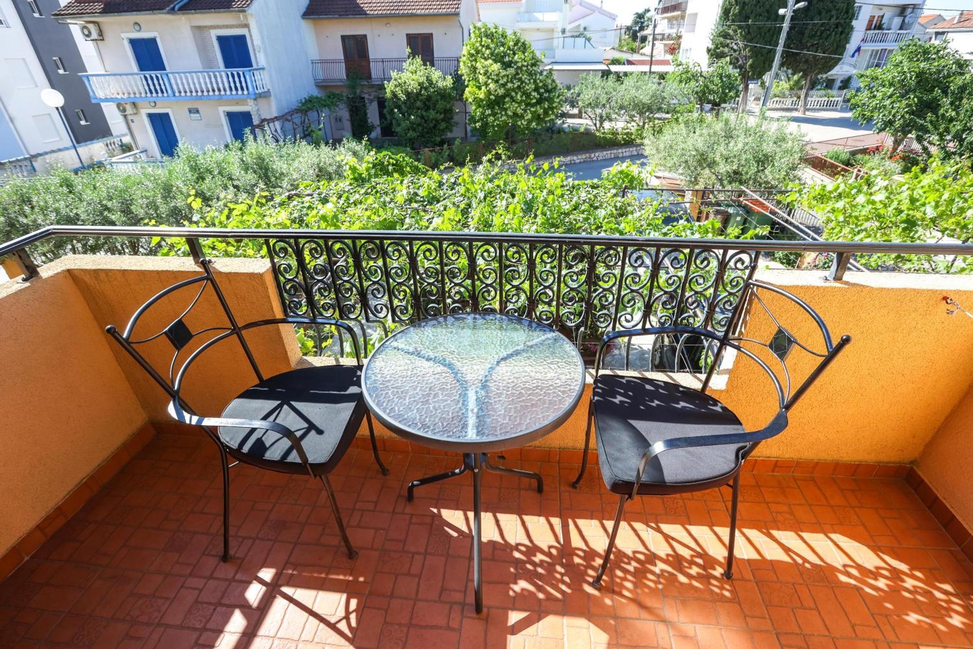 Apartments And Rooms Sinka Biograd Na Moru Ngoại thất bức ảnh
