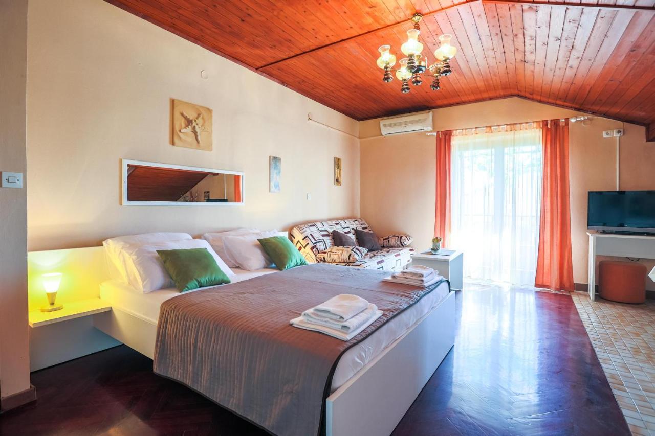 Apartments And Rooms Sinka Biograd Na Moru Ngoại thất bức ảnh