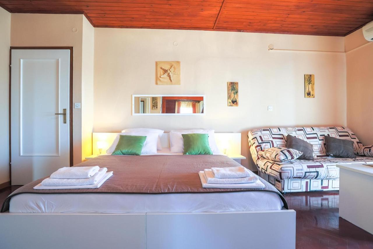 Apartments And Rooms Sinka Biograd Na Moru Ngoại thất bức ảnh