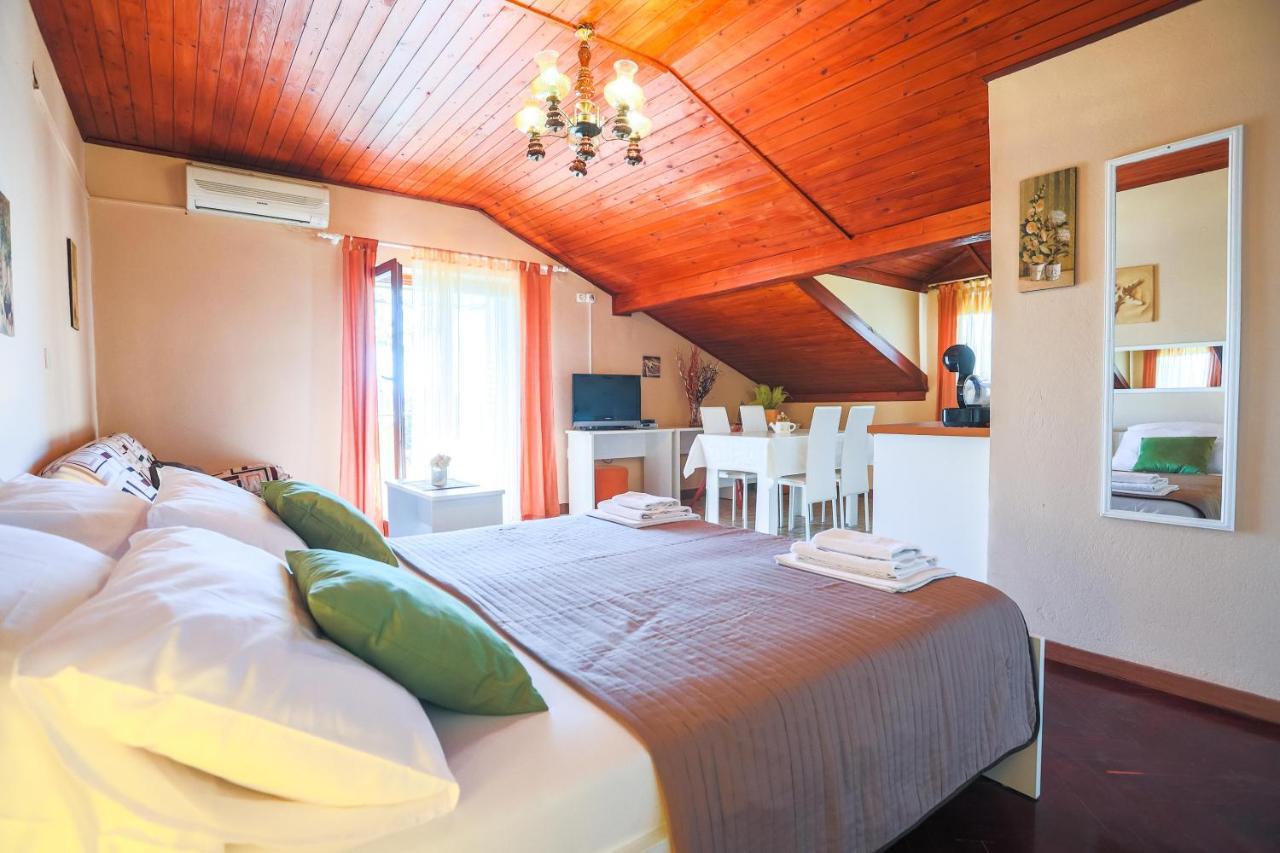 Apartments And Rooms Sinka Biograd Na Moru Ngoại thất bức ảnh