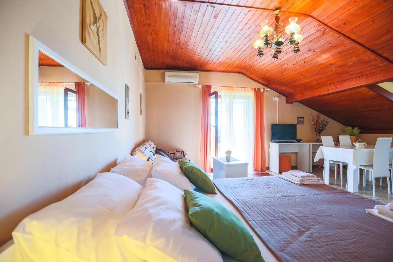 Apartments And Rooms Sinka Biograd Na Moru Ngoại thất bức ảnh